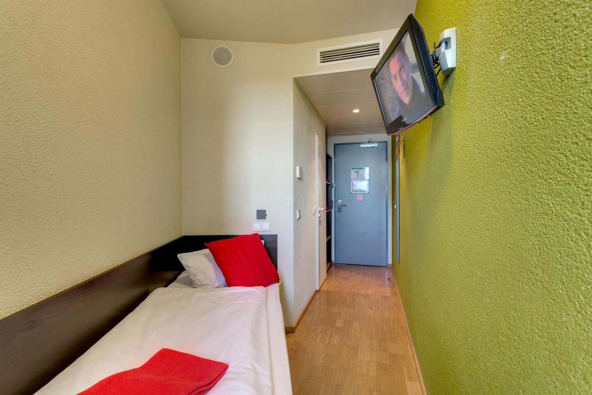 Meininger Hotel Berlin Hauptbahnhof — Photos 2